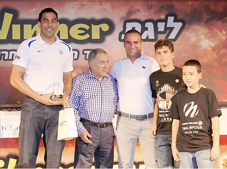 השישי הטוב ביותר. גם בלו זכה לכבוד (אלן שיבר)