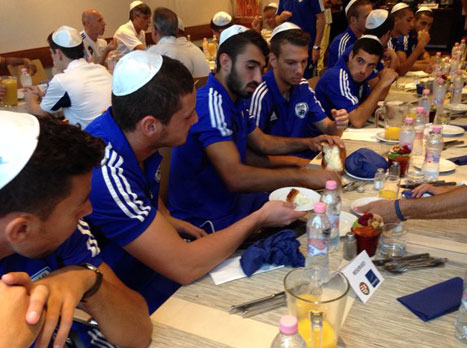 אוחנה וחניכיו בקידוש הערב. שיהיה בהצלחה (אתר ההתאחדות)