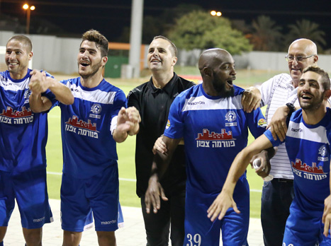 בן שמעון והשחקנים חוגגים (אלן שיבר)