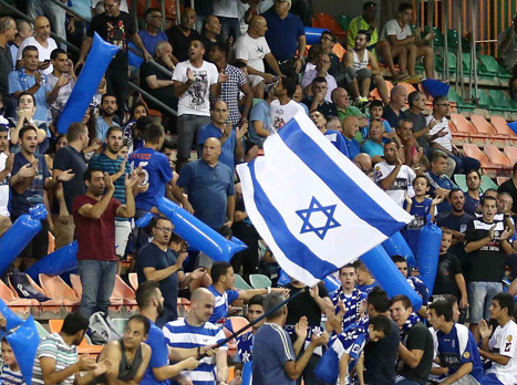האוהדים מצביעים ברגליים (אלן שיבר)
