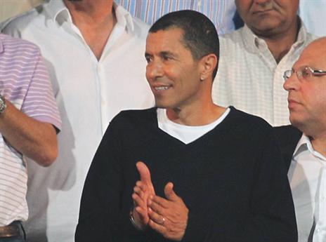 נותן גב לשחקנים והמאמן. טביב (צילום: אלן שיבר)