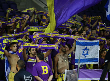 הקהל הסגול מפגין נוכחות (לירון מולדובן)