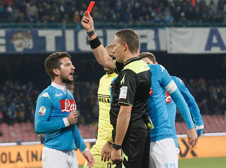 מרטנס מורחק. נאפולי לא הגיעה למשחק (getty)