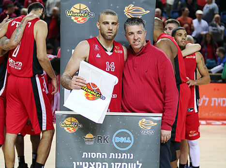 עזרה מכדורסל. רמי כהן (צילום: אלן שיבר)