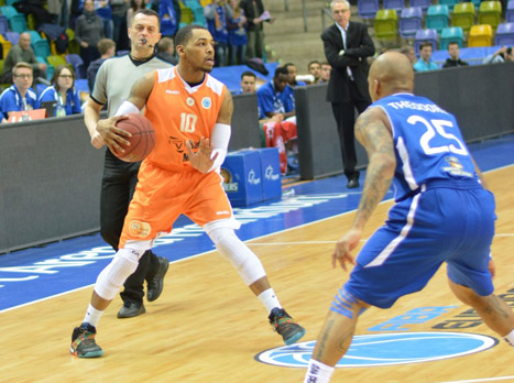 המנהיג בעמדת הרכז. ליונס (Fraport Skyliners)