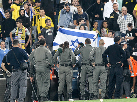 "האוהדים עברו את הגבול". בית"ר בהלם (צילום: דני מרון)