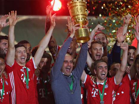 פפ הנרגש. הניף את הגביע (Getty)