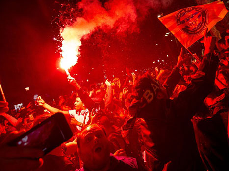 ככה אוהדי בארסה חגגו בקטלוניה (getty)