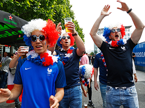 האוהדים הצרפתים מתדלקים (gettyimages)