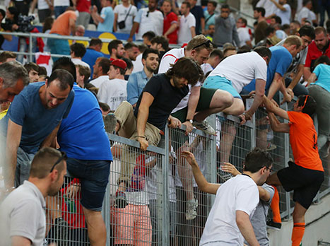אוהדים אנגלים מנסים לברוח (GETTY)