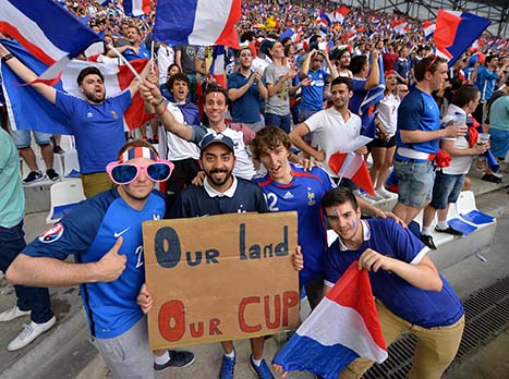 האומה הצרפתית בטירוף (getty)