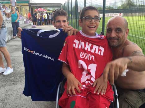 האוהד עם החולצה