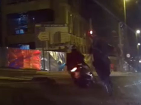השוטר סוגר על רוכב האופנוע (דוברות משטרת ישראל)