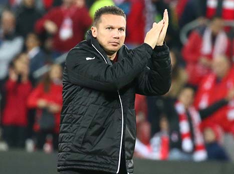 יעלה במערך זהיר באנגליה. בכר (צילום: דני מרון)