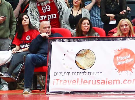 אדלשטיין מתרשם מהיציע (דני מרון)