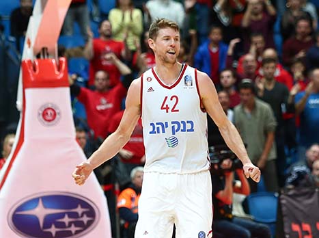 גם פיטרסון עזר במאמץ ההגנתי (דני מרון)