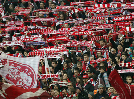 אוהדי באיירן. לא רגילים לשמוע מהם קולות מחאה (Getty)