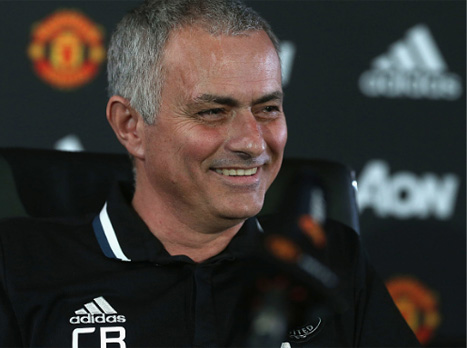 מוריניו עם הכיתוב CR על החולצה כאות סולידריות (Getty)