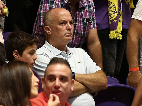 גם מאמן הנבחרת בא לעקוב. אדלשטיין (אלן שיבר)
