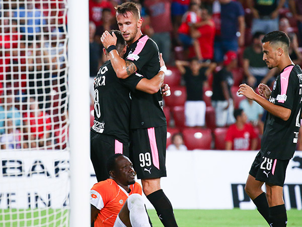 מתרגל לחבריו החברים. פקהארט חוגג (צילום: דני מרון)