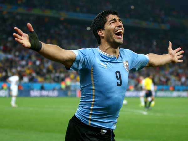 סוארס אחרי שכבש נגד אנגליה במונדיאל 2014. (getty)