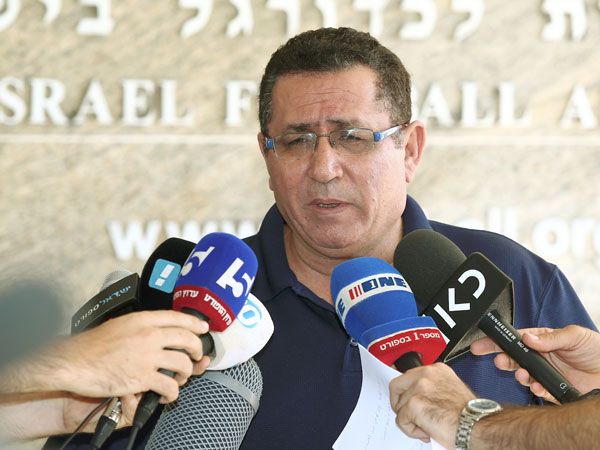 "ההתנהלות של רג'וב חצתה הפעם קו אדום". עיני (אלן שיבר)