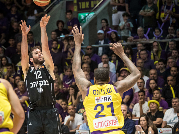 יוגב אוחיון הבלתי נגמר בדרך לסל (צילום: עודד קרני)