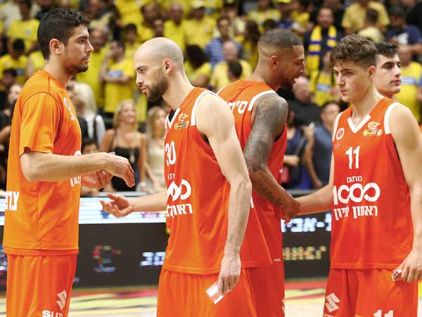 הגיעו עד הגמר, מסתכלים קדימה. שחקני ראשל"צ בתום ההפסד בגמר (צילום: אלן שיבר)