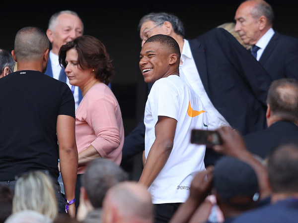 אמבפה הגיע לצפות. הוא כבר הניף את גביע העולם (GETTY)