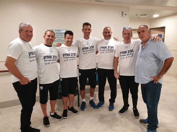 הצוות והאבא. בנבחרת הכינו חולצות מיוחדות (ההתאחדות לכדורגל)