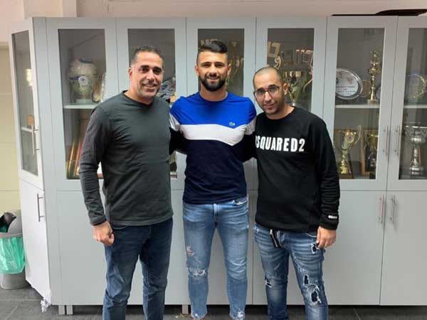 חליחל במעמד החתימה