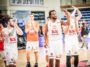 שחקני ראשון לציון מודים לקהל בסיום (עודד קרני, מנהלת הליגה לכדורסל)