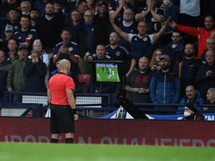 מרצ'יניאק אישר את השער אחרי בדיקת VAR (צילום: Getty)