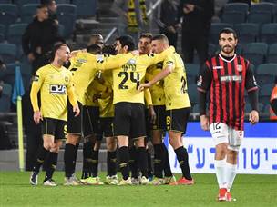 בית"ר חגגה ראשונה (צילום: ברני ארדוב)