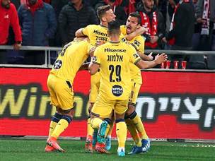 אבל כבר בדקה השלישית מכבי עלתה ליתרון (צילום: אלן שיבר)