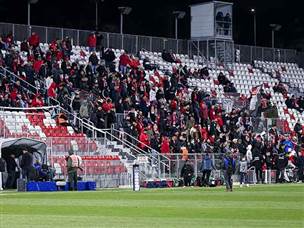 מול מעט קהל (יחסית) (צילום: מאור אלקסלסי)