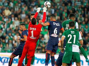 גד עמוס בפעולה. הוצהב בשלב מוקדם של המחצית השנייה (אלן שיבר)