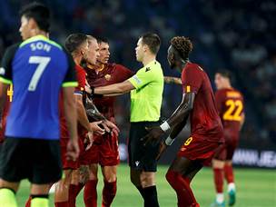 גם בגלל החלטה מעוררת מחלוקת של פריד (אלן שיבר)