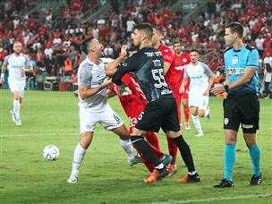 חיפה קיבלה פנדל, שהתפתח לקטטה, כמובן (אלן שיבר)