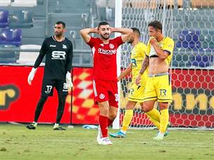 למרות ששער שלו נפסל, לאיוס בישל פעמיים (אלן שיבר)