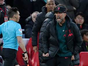 הורחק, אבל יצא עם שלוש נקודות. קלופ רותח מזעם (GETTY)