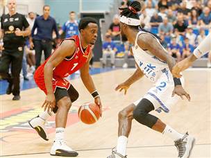 איזה ערב אדיר שלו. היקי (אלן שיבר)