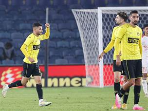 בר כהן הצטרף מהספסל וחגג גם הוא (צילום: קובי אליהו)