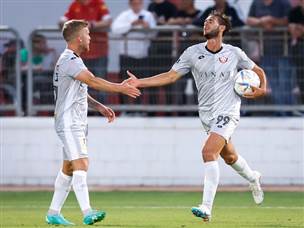 סיסה איזן וחדרה מיהרה להניח את הכדור במרכז (מאור אלקסלסי)