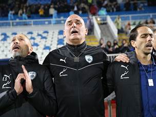עם דמעות בעיניים (צילום: אודי ציטיאט)