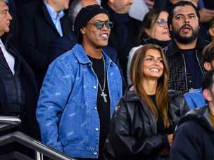 גם הוא נהנה הערב ביציע. רונאלדיניו (GETTY)