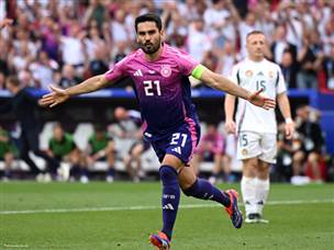 והקפטן גונדואן, שבישל את הראשון, הכפיל בדקה ה-67 (Clive Mason/Getty Images)