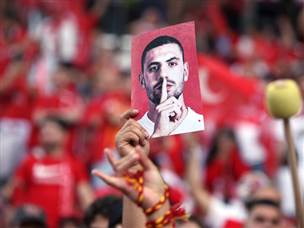 הקהל הטורקי עסק במריח דמיראל המושעה (Getty)