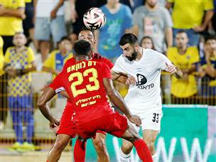 זה התחיל בפייט יחסית צמוד (צילום: אלן שיבר)