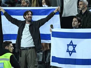 עם כמה מאוהדיה, נבחרת ישראל האמינה (GETTY)